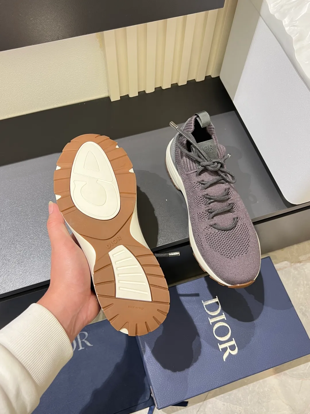 p380 Dior B80 sneakers are a new product of Dior men's series, focusing on comfort and fashion. The upper is made of breathable mesh + fabric splicing, which is lightweight and fits the shape of the foot, making it super comfortable for daily wear. The sole is made of rubber, which has great grip and wear resistance, and is suitable for commuting or light sports. The overall style is simple, the gray tone is versatile, and the shoelaces are adjustable for a more stable fit. Designed by Kim Jones, it is both practical and trendy. It is one of the new hot items in early spring①. size: 38-45 (45 customized)